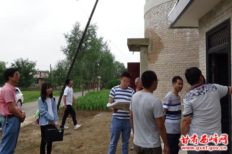 考评组实地查看新建水塔现场.jpg 考评组实地查看新建水塔现场.jpg