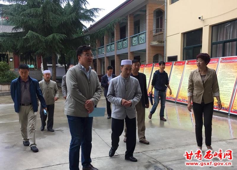 督察组在清真寺听取和谐寺观创建工作汇报.jpg