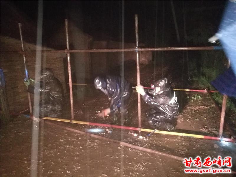 双桐地质灾害点附近道路封闭现场.jpg 双桐地质灾害点附近道路封闭现场.jpg